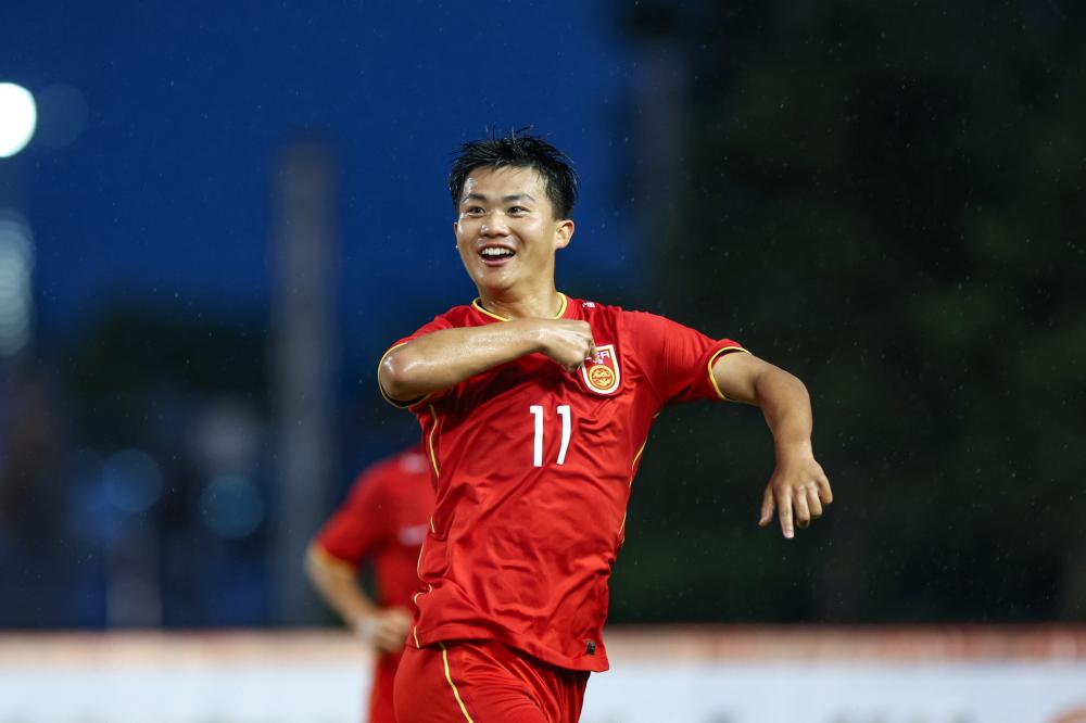 北京国安足协杯夺冠，法比奥荣膺金靴，球员拼尽全力，彰显拼搏精神。